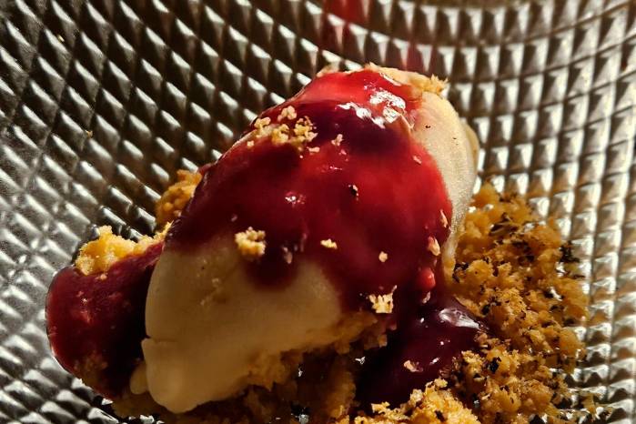 Helado de mamey, aguachile de remolacha.