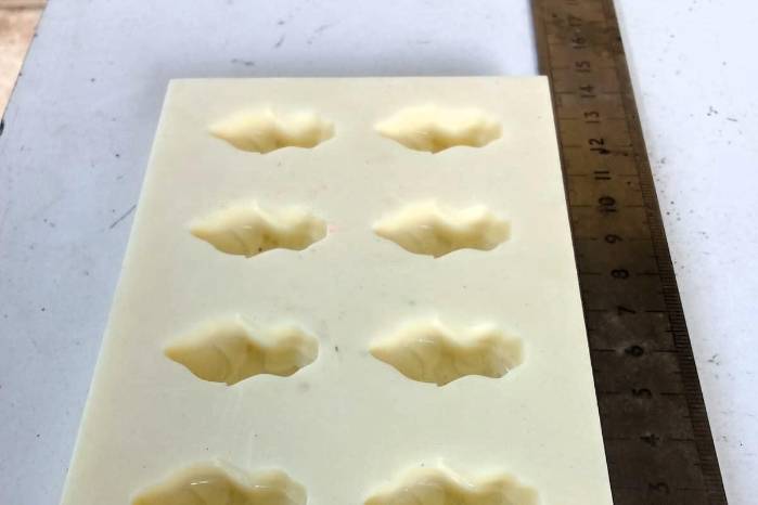 Los modelos de arcilla que imitan la rana se crean en moldes 3D.