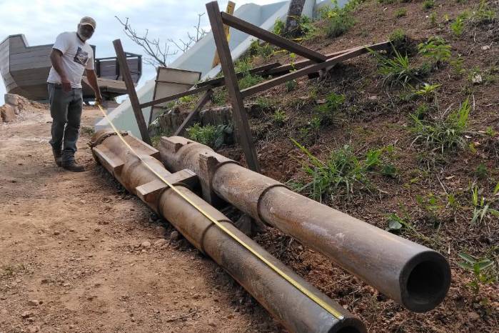 Samuel Pérez, encargado del proyecto, prepara los cañones para su nuevo emplazamiento.