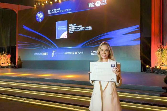 La embajadora de Panamá en Arabia Saudita, Candice Williams de Roux, representó a los autores en la gala de premiación.