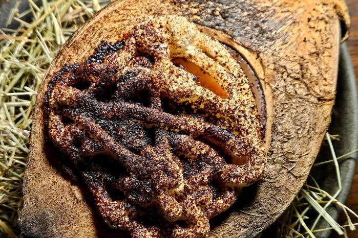 Piña, coco, ron, chiles secos.