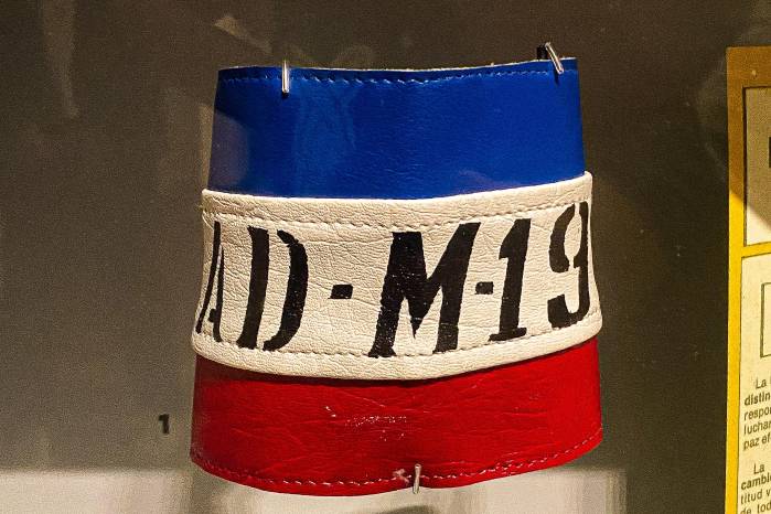 Brazalete utilizado por las milicias de la guerrilla Movimiento 19 de abril.