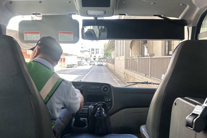 La ruta de microbuses hacia el Casco Antiguo refleja la necesidad de vehículos más pequeños para ingresar a calles estrechas y zonas de difícil acceso.