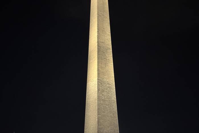 El Monumento de Washington, el cual preside el National Mall, se aprecia de una forma especial cuando se observa de noche.