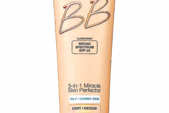 Aplicar una capa ligera de BB Cream o base para luego difuminar. Seguido aplicar corrector en medio de las cejas, debajo del lagrimal, debajo de la esquina exterior del ojo y en el centro del mentón