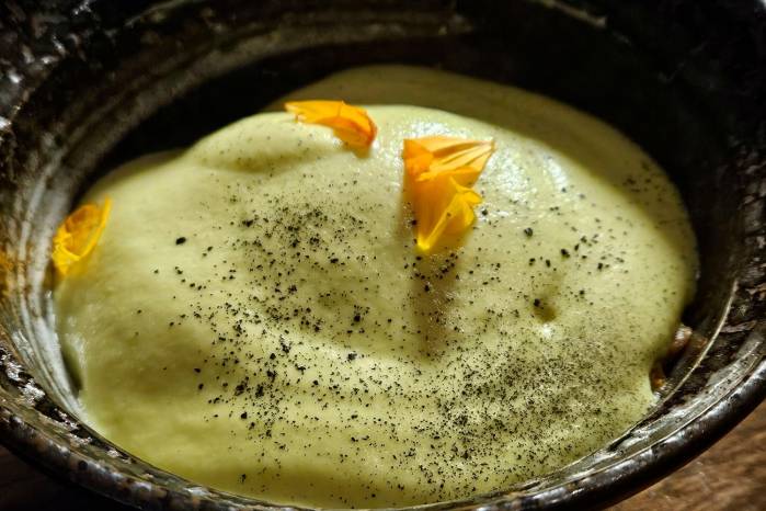 Ropa vieja de cordero, espuma de aguacate y arepa de frijoles.