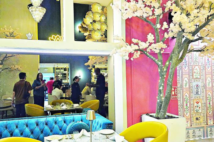 Detalles con naturaleza y objetos decorativos completan la ambientación.