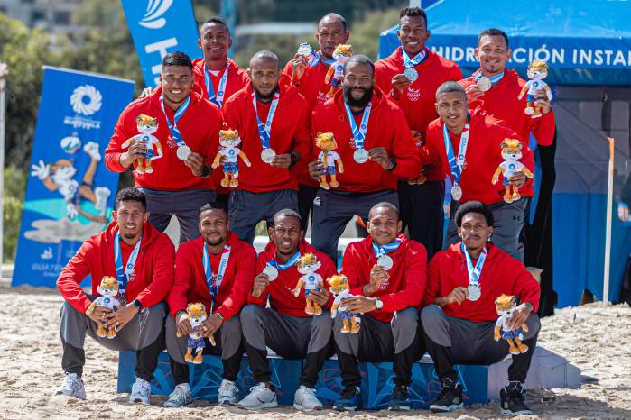 El equipo de Panamá de fútbol playa celebrando la medalla de plata en los Juegos Centroamericanos 2025.