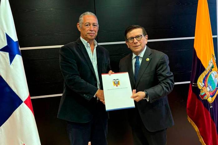 El director nacional de Sanidad Vegetal del MIDA, Emmeris Quintero (izq.) junto al embajador de Ecuador en Panamá, Pascual del Cioppo (der.).