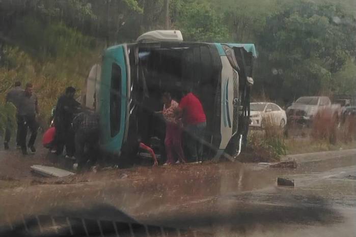 El bus quedo volcado hacia un lado de las vías contraria que dirige hacia Coclé.