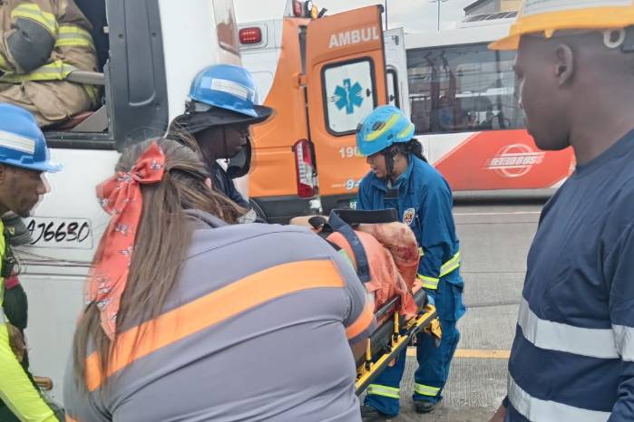 Personal del SUME 911 atiende heridos en el accidente del bus Panamá - La Chorrera en el corredor norte.
