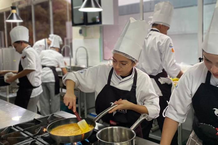 La competencia evalúa desde técnicas clásicas hasta tendencias contemporáneas de la cocina global.