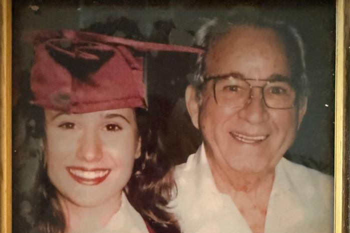 Ana Karina junto a su abuelo James Cain Delgado.