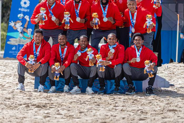 El equipo de Panamá de fútbol playa celebrando la medalla de plata en los Juegos Centroamericanos 2025.