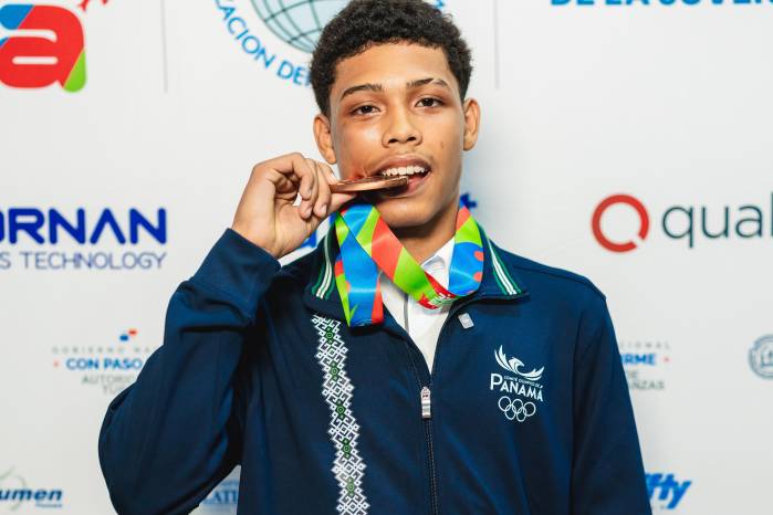 Gerald Flores tras obtener la presea de bronce en lucha.