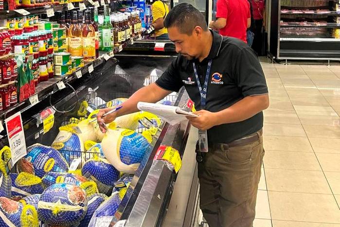 Personal de la Acodeco recorre los pasillos y neveras de un supermercado en Panamá para verificar que la exhibición de precios cumpla con la normativa vigente.
