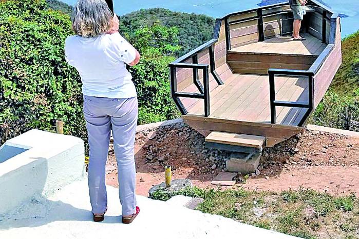 Unos turistas se fotografían desde el mirador de El Vigía en rehabilitación.