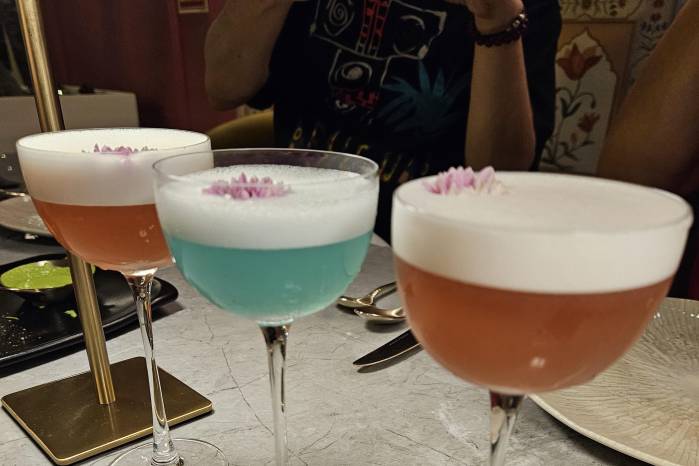 Cocteles The lotus y Mystic blue.