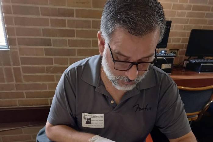 El Dr. Samuel Robles se especializa en investigación de la música.