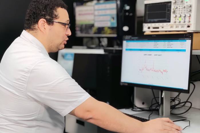 El Ing. Raúl Solís tiene 20 años laborando en el Cenamep AIP y es metrólogo en el Laboratorio de Tiempo y Frecuencia.