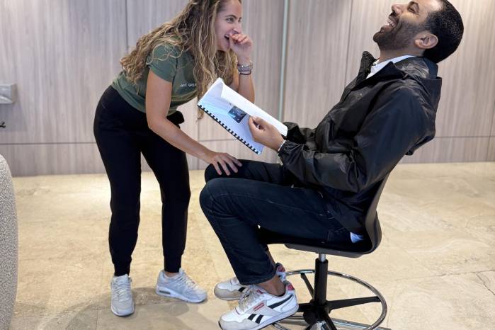 La directora Carla Morely y el protagonista Augusto Posso, en pleno ensayo.