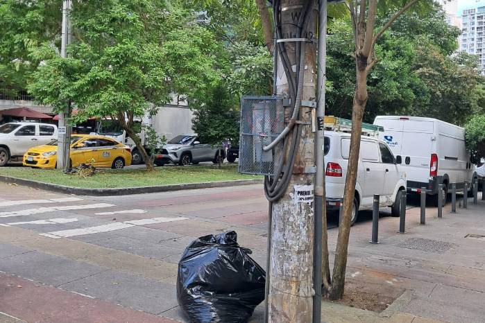 La separación histórica entre la planificación urbana y la logística de recolección de desechos ha resultado en que las bolsas de basura se apilen en las aceras, ya que su gestión se considera solo un problema temporal.