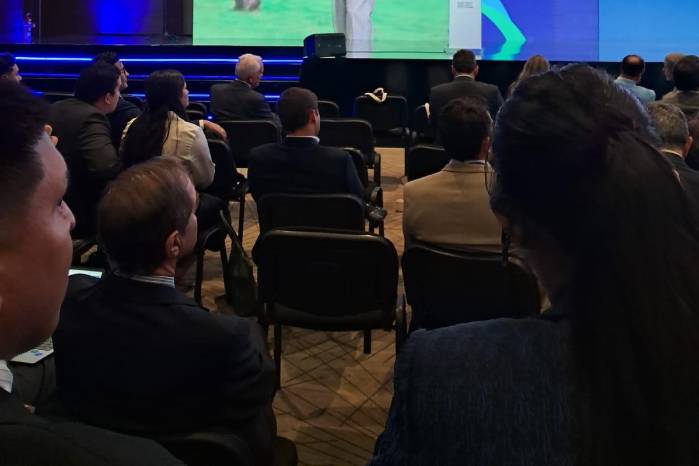 James Robison, premio Nobel de economía 2024, durante su ponencia en el Foro Económico Internacional América Latina y el Caribe 2026 de CAF, en Panamá, bajo el tituló “The Latin American Disequilibrium”.