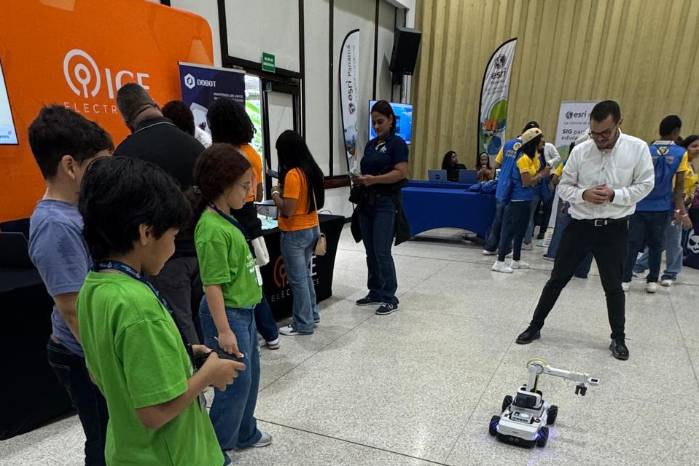 Grandes y chicos tuvieron oportunidad de probar distintos juegos electrónicos.