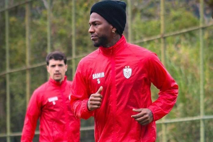 Omar Browne durante un entrenamiento con su exequipo, Estudiantes de Mérida.