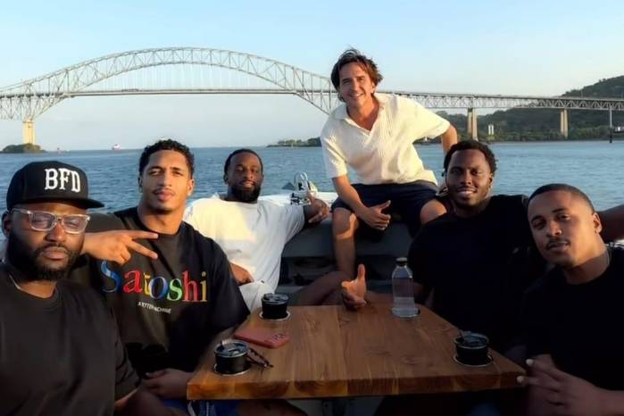 Los jugadores disfrutando de un recorrido en mar bajo el puente de Las Américas.