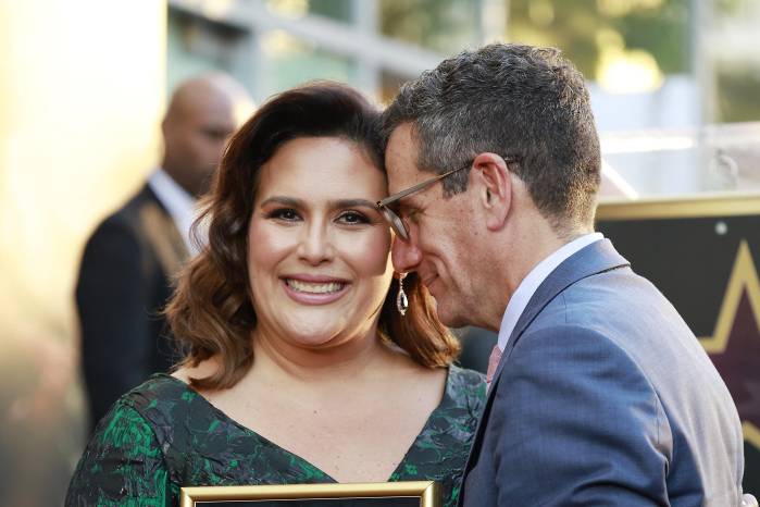 La actriz mexicano-estadounidense Angélica Vale y su esposo Otto Padrón posan junto a su recién develada estrella en el Paseo de la Fama de Hollywood, en California, el 10 de noviembre de 2022.