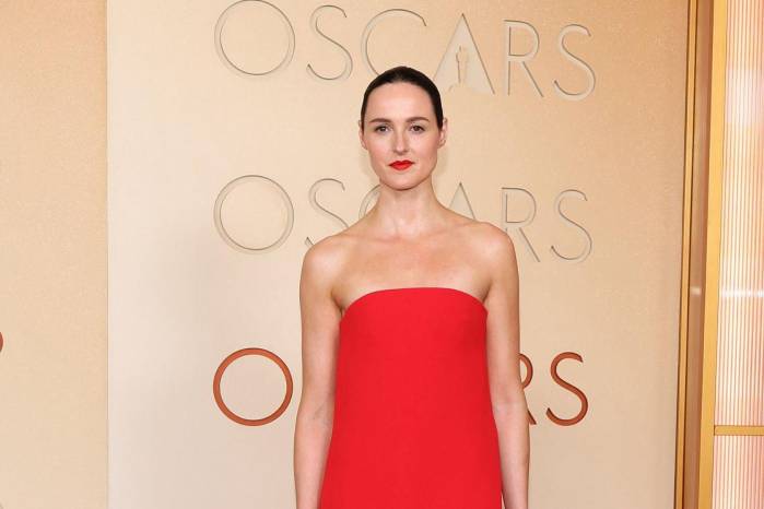 Renate Reinsve, protagonista de Valor sentimental, con un look rojo intenso.