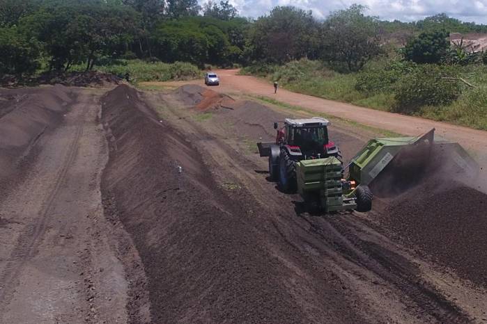 El compostaje agroindustrial transforma residuos agrícolas en fertilidad para suelos productivos.