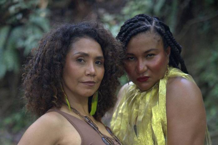 Tatiana Ríos (izquierda) y Miroslava Herrera (derecha), integrantes de Afrodisíaco, presentan Palenque Afrodisíaco, una producción inspirada en la memoria histórica y la resistencia cultural.