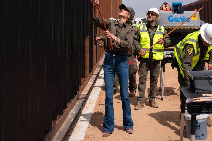 La secretaria de Seguridad Nacional, Kristi Noem, mencionó que esta pintura adicional incrementará la temperatura de la estructura, reforzando su función disuasoria.