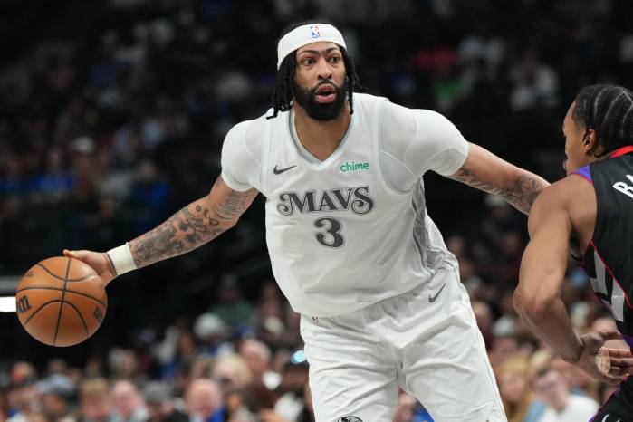 Anthony Davis durante un partido con los Dallas Mavericks.