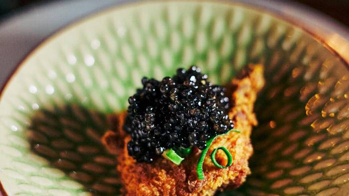 Pollo frito con caviar