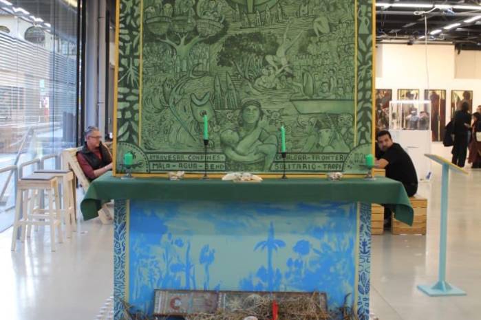 Parte de la instalación y lienzo de ‘Altares del dolor’, presentado en la Bienal de Florencia (Italia).