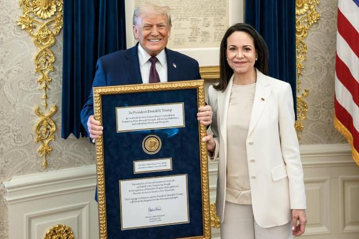 Fotografía tomada a través de rastreo de redes que muestra al presidente de Estados Unidos, Donald Trump, posando junto a la líder opositora venezolana María Corina Machado este jueves, en Washington.