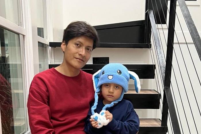 Fotografía publicada en la red social X de la cuenta del congresista demócrata Joaquin Castro, @JoaquinCastrotx, que muestra al niño ecuatoriano de cinco años Liam Conejo Ramos y su padre, que fueron liberados del centro de inmigración en Texas donde estaban detenidos desde el pasado 22 de enero por el Servicio de Control de Inmigración y Aduanas en Mineápolis.