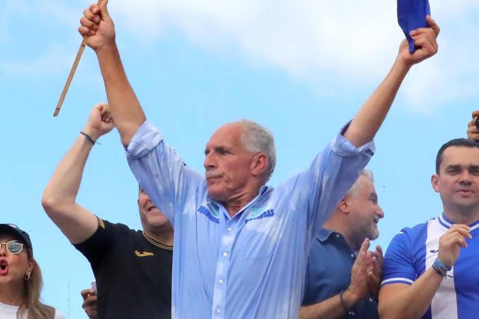 Fotografía de archivo del 8 de noviembre de 2025 del entonces candidato a la Presidencia de Honduras, Nasry Asfura, sosteniendo una bandera durante un evento, en Tegucigalpa (Honduras).