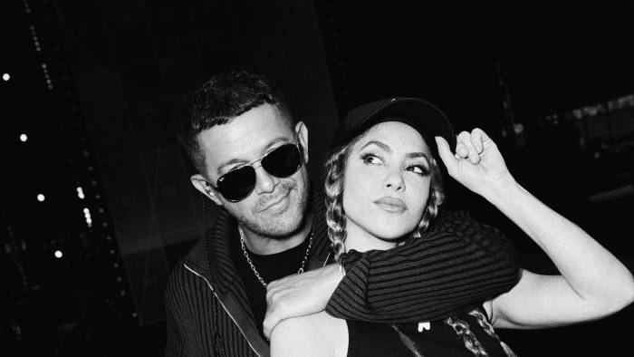 Alejandro y Shakira en el video de ‘Bésame’.