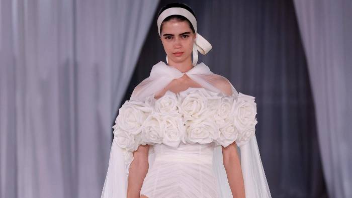 Look 1 del ‘Love Collection 3’ de Giambattista Valli.