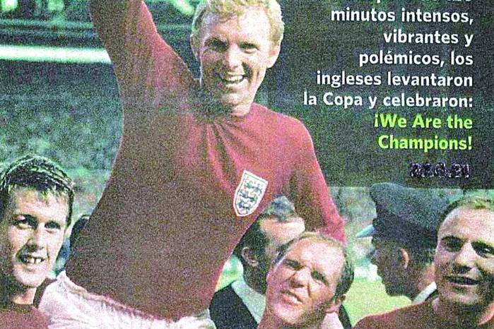 Bobby Moore, el capitán de la selección, es alzado pletórico por el triunfo. Inglaterra reina y estampa su nombre en la Copa Mundial.
