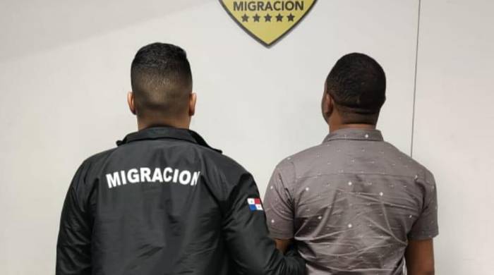 Momentos en que unidades de Migración retienen a ciudadano con antecedentes penales y con alerta de Interpol