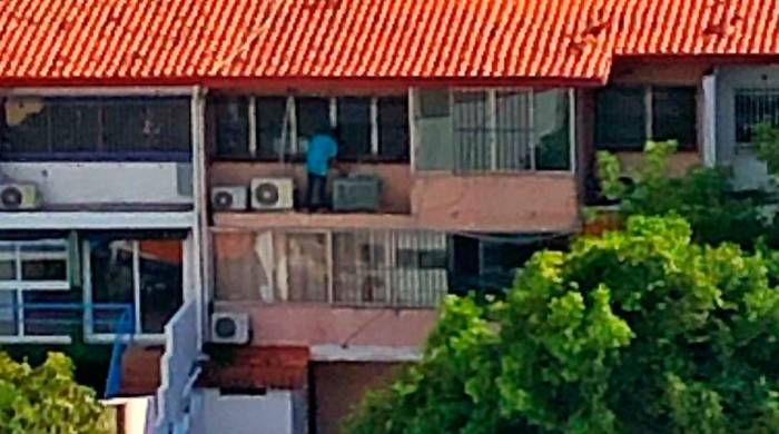 Un hombre realiza arreglos a la parte trasera de una recámara de la embajada de Nicaragua en Panamá.