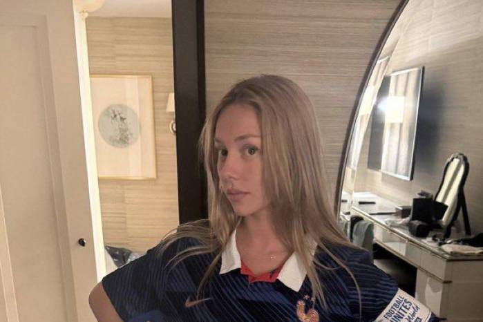 Mbappé publicó por error en sus historias de Instagram una fotografía de Expósito vistiendo la camiseta de Francia.