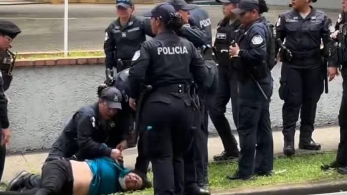 Una docente fue reprimida y arrestada en la marcha de Calle 50.