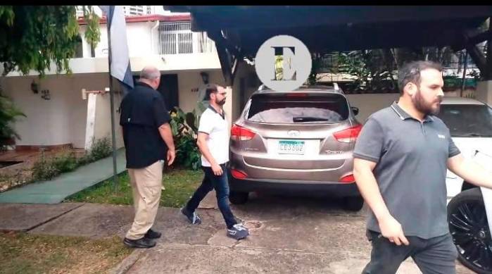 Momentos en que llegan los hijos del exmandatario a la sede diplomática de Nicaragua.