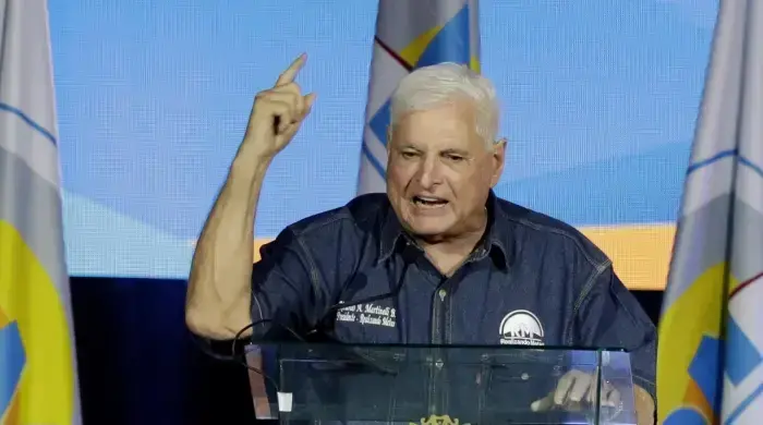ULTIMA HORA: Martinelli deja su asilo en la Embajada de Nicaragua y viaja a Colombia